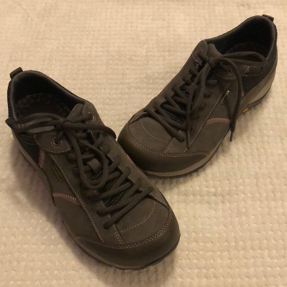 Dansko Grey Milled Nubuck like new shoes